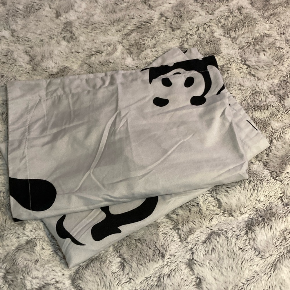 Panda bed set for a twin bed.3 pillow cases top sheet and Duvet cover